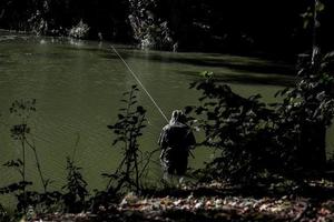 pescador con un pescar varilla foto