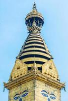 swayambhunath la antigua estupa y la atracción más turística del valle de katmandú en la ciudad de katmandú, nepal. foto