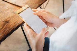 mujer de negocios utilizando su teléfono inteligente en cafetería. un teléfono inteligente es un célula teléfono ese vamos usted hacer más que hacer teléfono llamadas y enviar texto mensajes foto