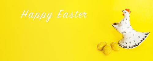 Pascua de Resurrección decoración con chocolate huevos, gallina cifra. foto