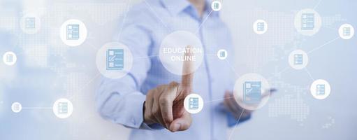 Concepto de educación e-learning, icono de educación en línea táctil de la mano del hombre de negocios en la pantalla virtual. lecciones de Internet y seminarios web en línea, lecciones en línea en una pantalla digital. tecnología de Internet de educación.