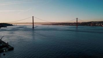 antenne visie van de kust van Lissabon gedurende zonsondergang video