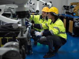 dos hombre grupo trabajo en equipo persona cheque arriba reporte tecnología electrónico industria robot reparador herramienta robot cable técnico investigación proyecto gerente personal supervisor labor controlar mantenimiento instalaciones foto