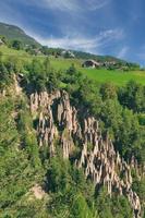 famoso tierra pirámides a Renón o escrito ,sur Tirol, Italia foto