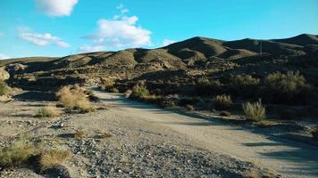 fliegend Über das Hügel von das Almeria Wüste video