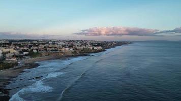 vliegend dichtbij naar de kust van Portugal Bij zonsondergang video