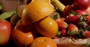 fermer de des fruits sur une table video