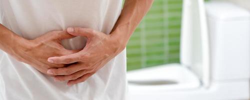 estómago dolor. asiático hombres tener abdominal dolor, indigestión, gastritis, menstrual calambre, flatulencia, diarrea, distensión, colon cáncer, barriga inflamación problema, sufrir comida envenenamiento, abdomen foto