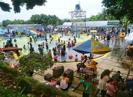 The atmosphere of swimming pool tours on holidays. many visitors especially local residents. photo
