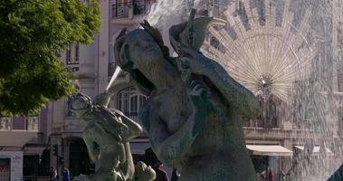 fontein in rossio plein downtown Lissabon schot in langzaam beweging video