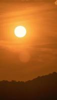 timelapse av dramatisk solnedgång med orange himmel i en solig dag. video