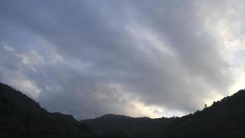 céu dramático com nuvem de tempestade em um lapso de tempo de dia nublado. video