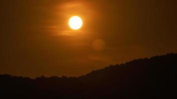 laps de temps du majestueux coucher de soleil ou du lever du soleil paysage beau nuage et ciel nature paysage scence. Images 4k. video