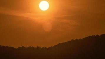 lapso de tiempo de la majestuosa puesta de sol o amanecer paisaje hermosa nube y cielo naturaleza paisaje scence. Imágenes de 4k. video