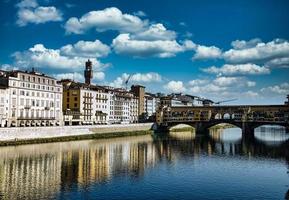 el antiguo puente, símbolo de el ciudad de florencia, el cuna de el italiano Renacimiento y el capital de toscana en Italia, en agosto 2016 foto