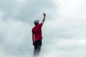 hombre retrato gesticulando en el cielo y nubes foto