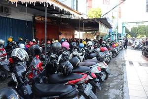 felicitaciones, diciembre 2022. foto de un concurrido moto estacionamiento lote en el kudus ciudad cuadrado. concurrido visitantes ven a el kudus exposición