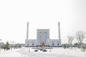 Taskent, uzbekistán diciembre 2020. blanco mezquita menor foto