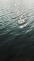water achtergrond, langzaam beweging van zee video