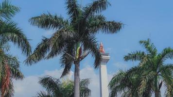 nacional Monumento o generalmente abreviado como monas o monas es aberrado a conmemorar el resistencia y dificil de el indonesio personas a confiscar independencia desde el holandés este indies colonial. foto