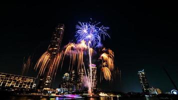 fuegos artificiales en el río en el cielo oscuro foto