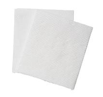 dos piezas plegadas de papel tisú blanco o servilleta apiladas aisladas en fondo blanco con trayectoria recortada foto