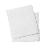 dos piezas dobladas de papel tisú blanco o servilleta apiladas ordenadamente preparadas para su uso en el baño o en el baño aisladas en fondo blanco con camino de recorte foto