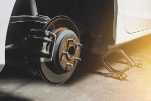 roto coche con ruedas remoto para freno mantenimiento en reparar cochera. foto