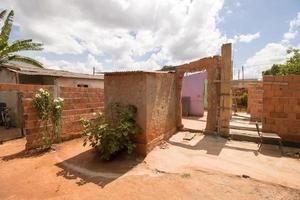 planaltina, goiás, Brasil, febrero 25 2023 un mal construido hogar en planaltina ese estaba en el borde de colapso y ahora es siendo reconstruido foto