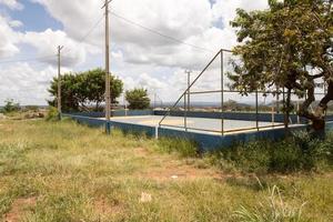 un típico fútbol campo ese son encontró a lo largo de el empobrecido barrios en Brasil foto