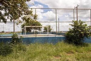 un típico fútbol campo ese son encontró a lo largo de el empobrecido barrios en Brasil foto