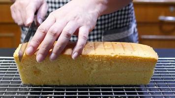dama es corte mantequilla pastel, personas con hogar panadería concepto video