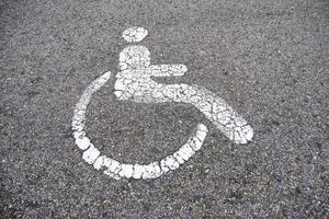 discapacitado firmar en el asfalto foto