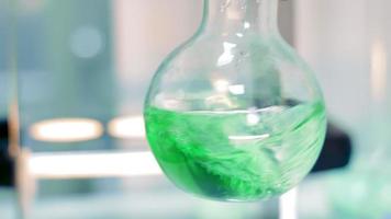 mezcla productos quimicos en un matraz. color cambio y químico reacciones experimentos en el laboratorio video
