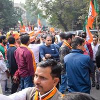 delhi, india, 02 de diciembre de 2022 - partidario del bjp del partido bharatiya janata durante un mega road show en apoyo del candidato del bjp pankaj luthara para presentar documentos de nominación antes de las elecciones del organismo local mcd 2022 foto