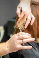 peluquero cortes pelo a joven mujer foto