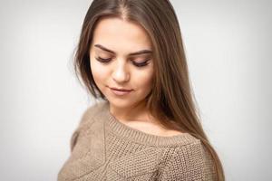 mujer con cerrado ojos después cosmético procedimiento foto