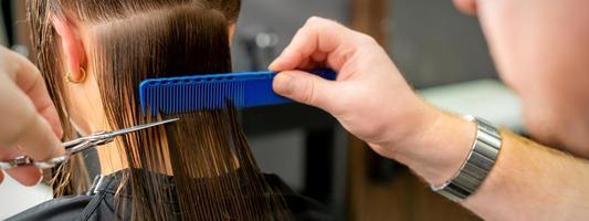 peluquero corte largo pelo de mujer foto