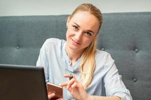 mujer de negocios con teléfono inteligente trabajando en oficina foto