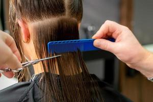 peluquero corte largo pelo de mujer foto