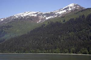 montañoso juneau pueblo afueras en primavera foto