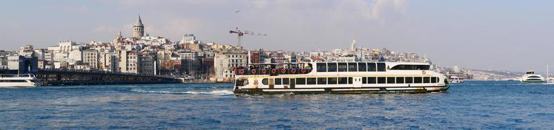 Estanbul paisaje urbano, transbordadores en un nublado día foto