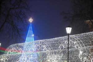 noche Navidad árbol decoración en el ciudad. foto