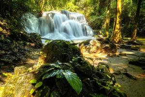 el hermosa cascada en profundo bosque a srinakarin represa nacional parque foto