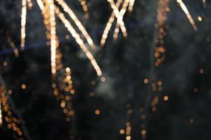 sobre un fondo negro bokeh de explosiones de coloridos fuegos artificiales. foto