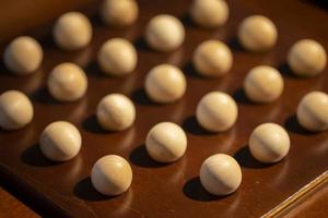 de madera pelotas desde un antiguo tablero juego. foto