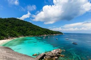 panorámico ver de koh.8 similán isla con blanco nube y azul cielo foto