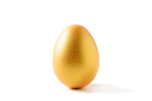 dorado un Pascua de Resurrección huevo aislado foto