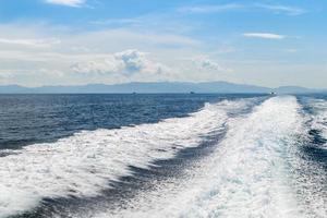 rastro cola de velocidad barco en agua superficie en el mar foto