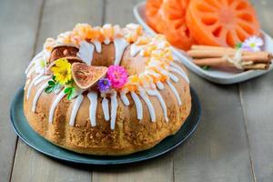 bael Fruta pastel decorado con pequeño flores en arriba, dulce y sano postre, foto